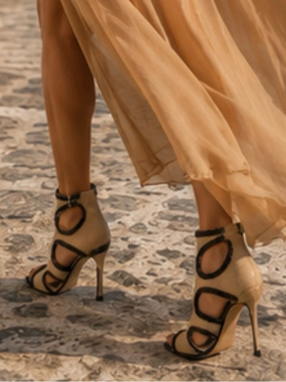 Tahari 7 1/2 M Black leather and Tan Heels